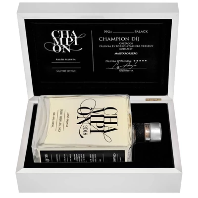 Árpád Champion Érlelt Szilva díszdobozban 40% 0.5l